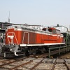 東武のSL列車は蒸気機関車と客車だけでなく車掌車やディーゼル機関車も連結する。写真は東武がJR東日本から譲り受けるディーゼル機関車（DE10 1099）と同型のDE10 1118。