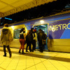 深夜のフリンダース・ストリート駅（Flinders Street）に止まるメルボルンの近郊電車