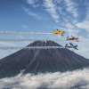 室屋義秀選手がエアレース・パイロットたちを率いて富士山でおもてなしフライト（6月1日）