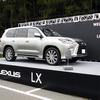 今大会のナショナルパートナーであるレクサスは、50台もの“オフィシャルカー”を投入（レッドブル・エアレース千葉2016、幕張海浜公園）