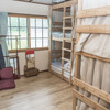 「ハネ」と呼ばれる2段ベッドが並ぶ宿泊部屋。宿泊料金は素泊り3500円からで、大学生には学割もある。