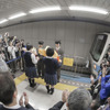 栄町駅では福住行きラストラン列車の発車前に乗務員への花束贈呈などのセレモニーが行われた。