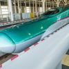 新函館北斗駅で発車を待つ『はやぶさ30号』。JR東日本のE5系による運行。