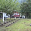 可部線は可部～三段峡間が2003年に廃止されたが、可部駅から1.6kmの区間で復活に向けた工事が進められている。写真は三段峡駅跡に整備された線路・駅名標のオブジェ。