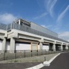 坂元駅：新駅の東側。ホームのある部分だけ高架橋が出っ張っている。