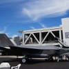 最新鋭のステルス戦闘機「F-35A」の実物大モックアップを展示。模型とはいえ、最新鋭機と同じ形をしたものに接近できるというのは見逃せないチャンス。