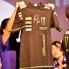 ファンにプレゼントされたブラッドリー・スミス選手のサインが入ったTシャツ。