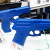 拳銃に装着するフラッシュライト。法執行機関向けクローズドショーっぽい展示品。