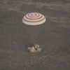 パラシュートで帰還するソユーズMS-01宇宙船の着地の瞬間