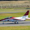 入間基地のレアキャラ「赤白T-4」も展示飛行に参加。