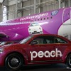 ランプカーとなる#PinkBeetleとコラボ用デカールシールを貼ったピーチのエアバスA320