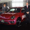 VWのティル・シェア代表取締役（右）とピーチの井上慎一代表取締役