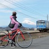 伊豆箱根鉄道は駿豆線で「サイクルトレイン」の実証実験を実施。自転車をそのまま列車内に持ち込んで乗車できる。