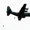 演習場の上空を数回に渡って通過し、降下は繰り返し実施される。こちらはC-130輸送機。