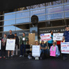 トランプ政策に対する抗議活動（30日、ロサンゼルス空港）　(c) Getty Images