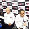 2日、トヨタGAZOOレーシングの記者会見の後、ぶらさがり取材に応じる豊田社長（向かって右）　《撮影 池原照雄》