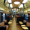 飯山線の観光列車『おいこっと』で使われているキハ110系改造車の車内。内装は「古民家」のイメージでまとめられている。