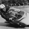 1957年8月、モンツァGPのプラクティスを走るサーティース氏（当時MVアグスタ）。