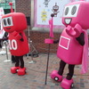 PASMOのミニロボット（赤）と先輩のPASMOのロボット。それほど大きさの違いはない。