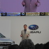 小型SUV『XV』の新モデルを紹介する吉永泰之社長