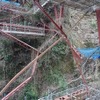 第1白川橋りょうの構造部材。変形や破断などの被害が見られる。