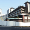 １５年８月で閉館し、解体が進むホテルオークラ東京本館。新棟は１９年春に開業する