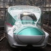 新潟～八戸間を直通する『東北新幹線開業35周年記念号』が7月に運転される。写真は『記念号』で使われるE5系。