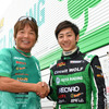 MX-5カップジャパン第3戦、KOTA RACINGの吉田綜一郎選手（右）と漫画家の池沢早人師先生