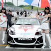 MX-5カップジャパン第3戦、HM RACERSのレースクイーン中野美咲さん（左）とMIKAさん