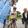 日本学生自転車競技連盟には、交通安全のたすきが託された。