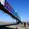 宮崎空港で供用開始した国内初小型機対応ロングPBB旅客搭乗橋（三菱重工交通機器エンジニアリング製）