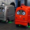 宅配ロボットの第二世代「CarriRo Delivery」。赤とシルバーのボディ色を持つ2台が実証実験で運用される。