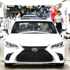 レクサス ES 新型の量産第一号車がトヨタ自動車の米国ケンタッキー州ジョージタウン工場からラインオフ