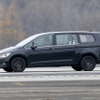VWの新型ミニバン開発車両（スクープ写真）