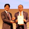 「カーサービス山形」小川大輔代表取締役社長が、第3回「店舗イベントGP」の最優秀賞を手にした