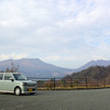 阿蘇山をバックに記念写真を撮った。
