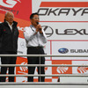 観客にレース打ち切り終了を告げる、GTAの坂東代表（左）と公式アナウンサーのピエール北川氏。