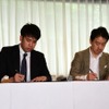 実証実験に関する合意書の調印式の様子。Azitの須藤信一朗取締役（左）、那須高原次世代交通協議会の片岡孝夫会長