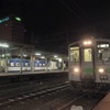 苫小牧駅で札幌行きの普通列車と並ぶ日高本線の鵡川行き普通列車（左）。同線ではむかわ町の協力でJR定期券の助成が行なわれており、赤字縮小の一助となった。