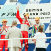 1993年イギリスGP 2位のウェイン・レイニー（向かって左）。優勝はルカ・カダローラ、3位はニール・マッケンジー