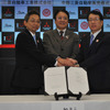 （左から）中部三菱自動車販売の深澤潔社長、岡崎市の内田康宏市長、三菱自動車の加藤隆雄CEO