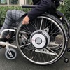 ヤマハの電動アシスト車いす「JWスウィング」。電動ユニット単体での販売もおこなう。