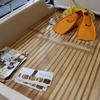 リアのウッドデッキ部分はとてもきれいな仕上がりだがすべて本物のウッドで仕上げられている。埼玉の木材を用いて様々な木工作品を制作する高村クラフト工房の仕事だそうだ。