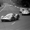 1966年ルマン、写真先頭はバンディーニ/ギシェのフェラーリ、続いてマイルズ/ハルムのフォード。　《photo (c) Getty Images》