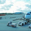 那覇空港に着いたA350-900と「希望」のメッセージを記した送迎バスとトゥイングトラクター
