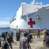 米海軍病院船マーシー（3月23日、サンディエゴ）