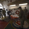 米海軍病院船コンフォート（3月31日、ニューヨーク）。患者収容の訓練。