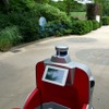 園内を周回する自動運転ロボ「ラクロ」　※事前に撮影