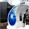 北京に磁器製ATM？…オリンピック公式スポンサーのVisaが展開