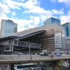12月29日まで緊急事態の「レッドステージ」が延長される大阪府。JR西日本も年末年始の自粛に合わせるかのように、年明けの臨時列車運行を中止に。写真は大阪駅。